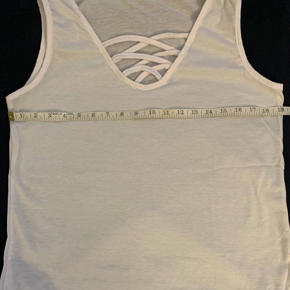 Light weight white tank top with criss cross pattern NWOT - Picture 3 of 5